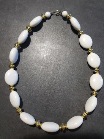 Collier blanc