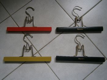 Lot de 4 cintres à pince en bois de couleur 29 cm