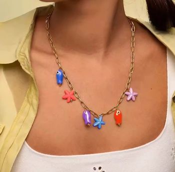 Collier doré fantaisie poissons & étoiles en céramique – esprit bord de mer