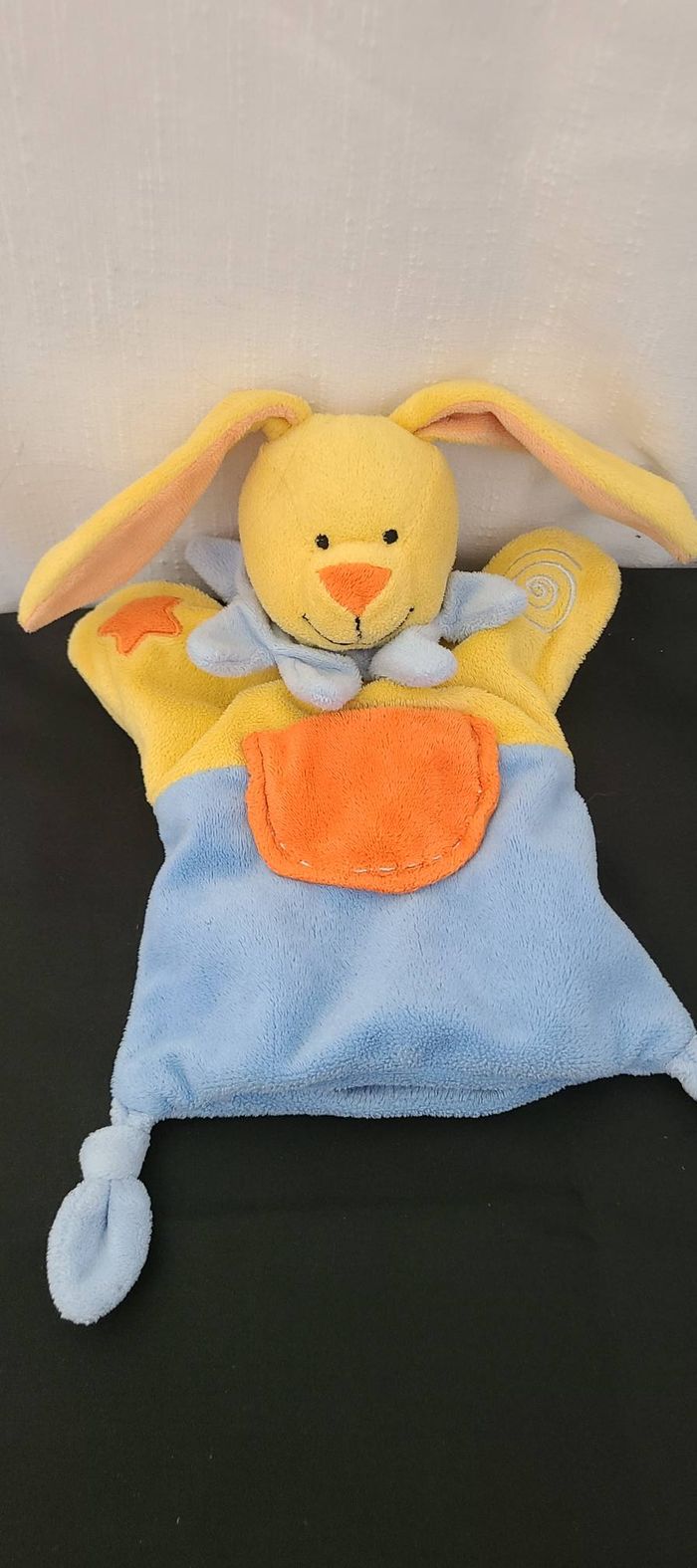 Doudou marionnette Lapin jaune bleu orange étoile poche baby luna Spirale Nœud