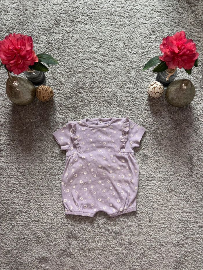 🌺Barboteuse/Combinaison manche courte lila au motif fleuris Taille 3mois/56-62cm🌺
