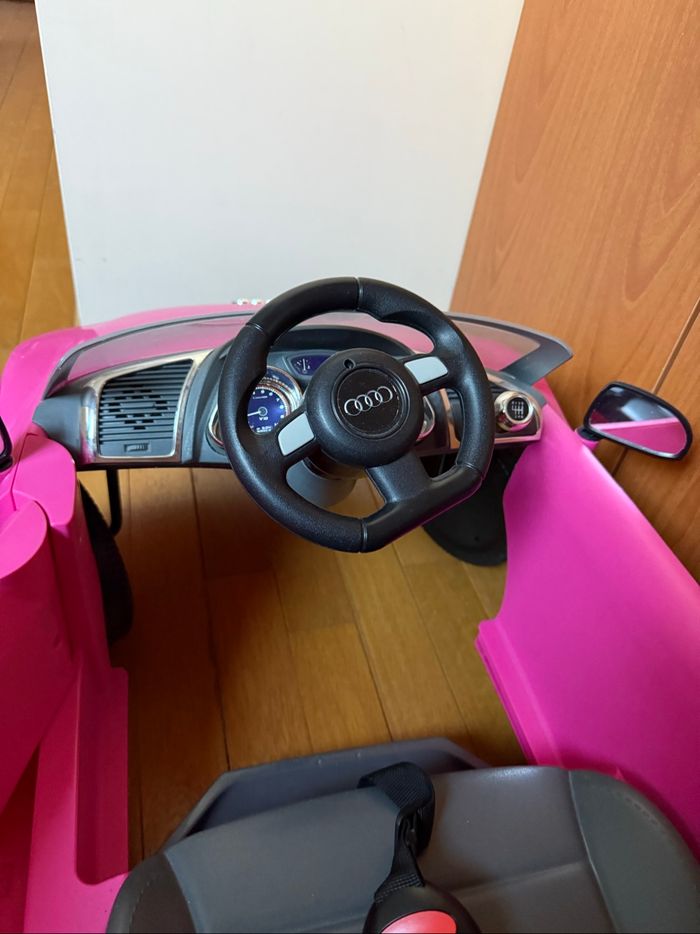 Voiture Audi rose - photo numéro 6