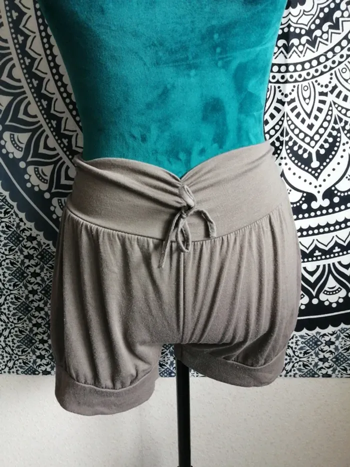 Short kaki, marron resserré aux cuisses / sans marque / (TU)