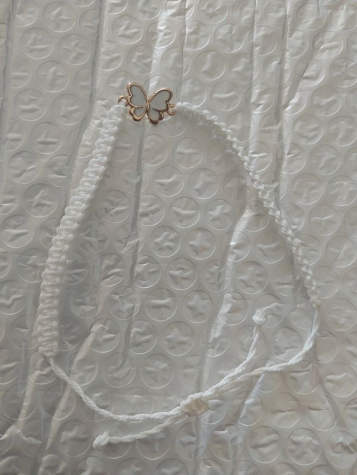 Bracelet tressé blanc avec papillon