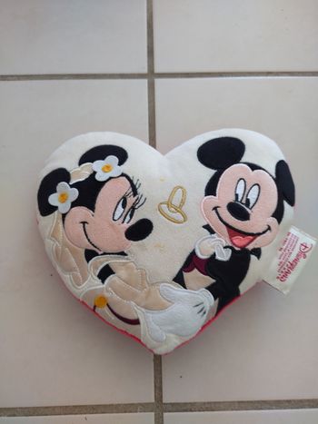 Diverses peluches et coussins