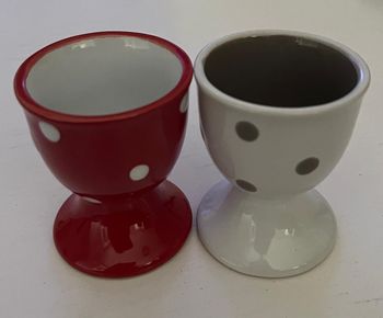 Lot de 2 coquetiers à pois en céramique - Rouge/blanc & blanc/gris à pois. Jamais utilisés
