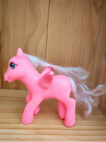 Petit poney rose pétant crinière blanche