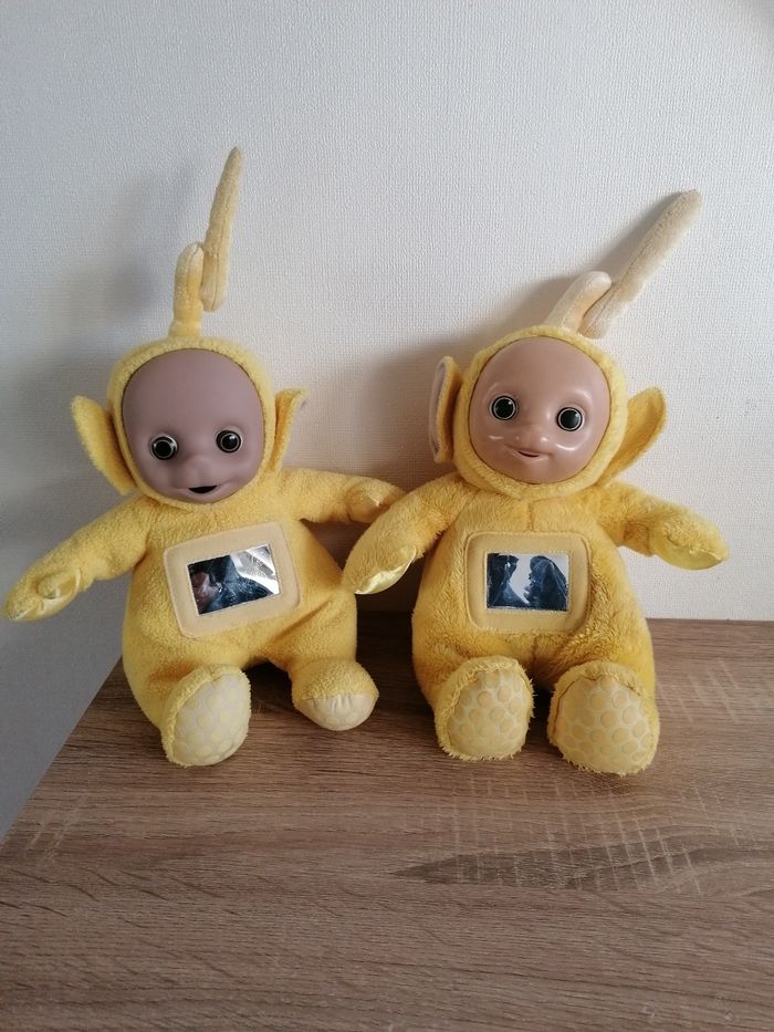 2 peluches teletubbies jaune laa laa