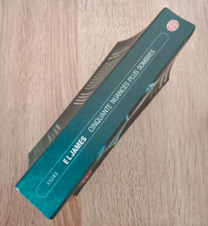 E L James 🪅 Cinquante nuances plus sombre - photo numéro 3