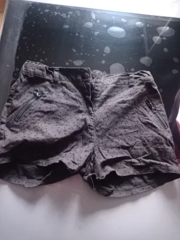 Short gris foncé élastique