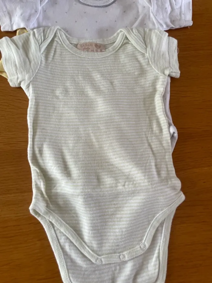 Lot 5 body manches courtes 6 mois - photo numéro 4