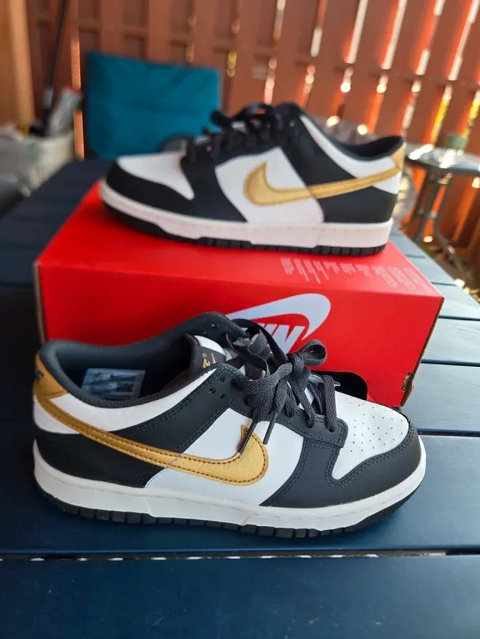 Nike dunk low taille 38,5 neuves blanc noir doré - photo numéro 2