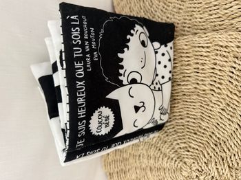 Livre en tissu noir et blanc Je suis heureux que tu sois là Laura Van Bouchout
