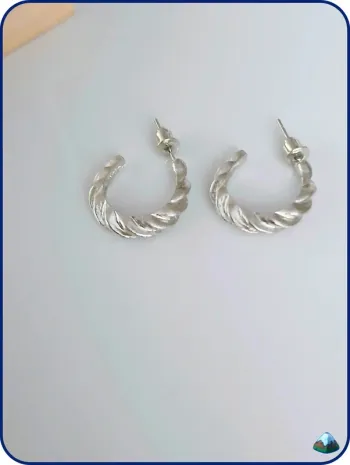 Boucles d'oreille petite créoles argentée tendance chic été 2025