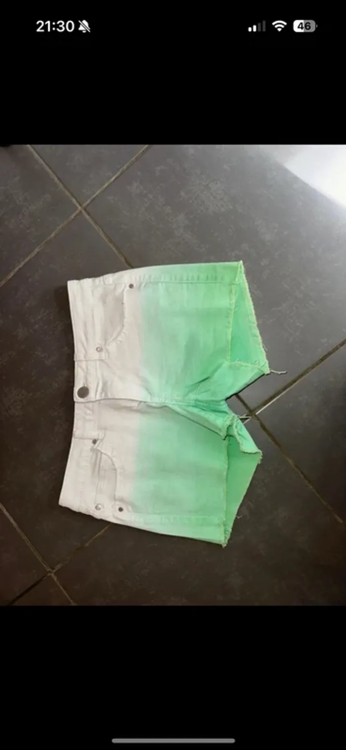 Short vert et blanc en jeans