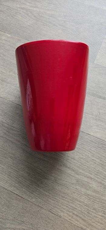 Cache pot de fleur rouge