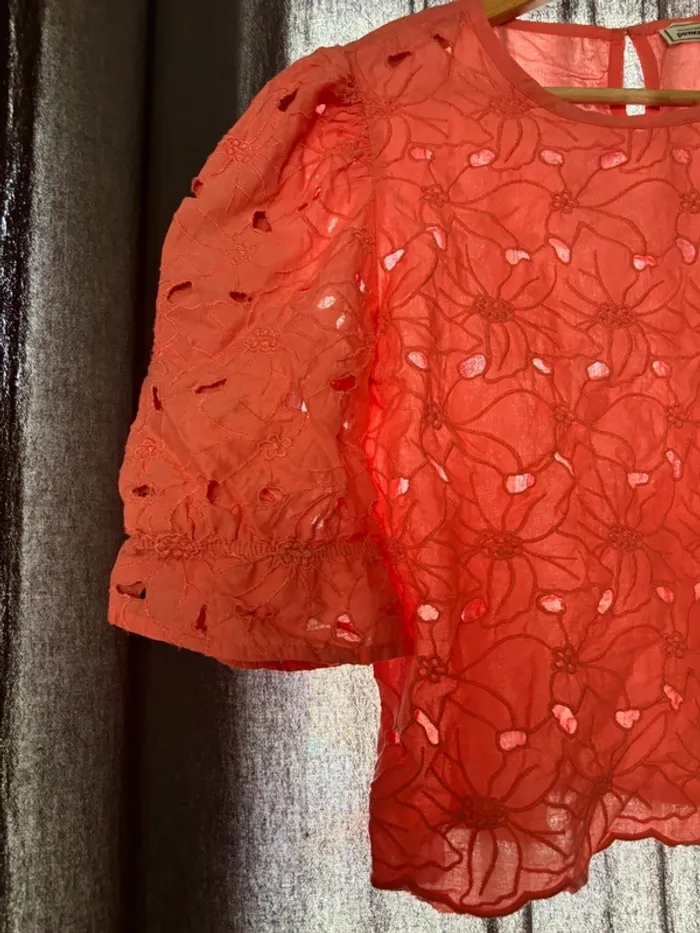 Blouse corail ajourée avec manches bouffantes - photo numéro 2