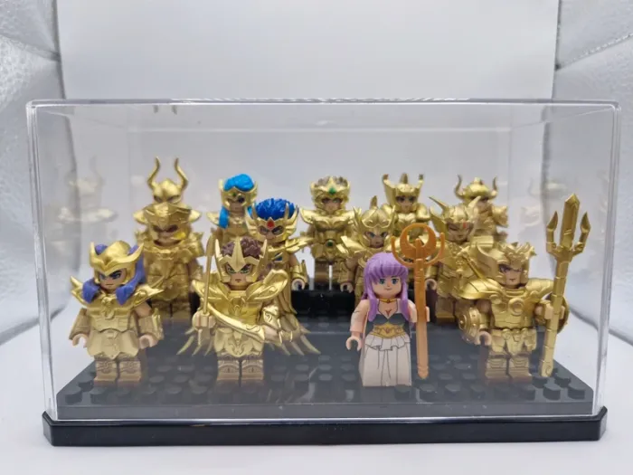 Figurines type lego 12 chevaliers d'or avec Athèna Saint Seiya dans une vitrine - photo numéro 2