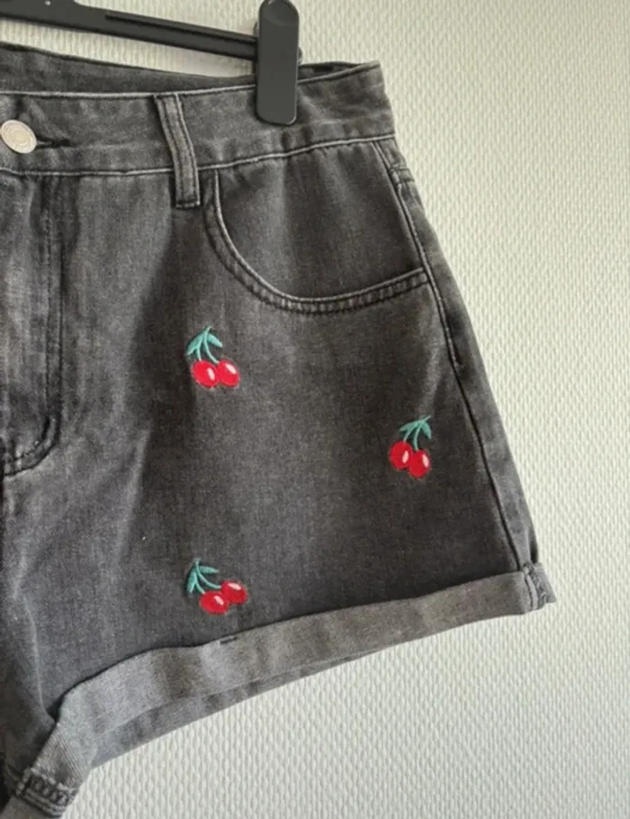 Short en jean - motifs cerises 🍒 - photo numéro 3