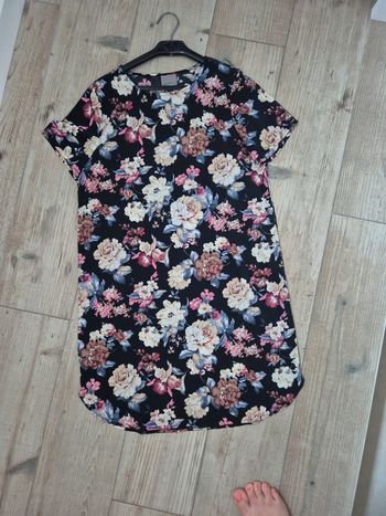 Robe noire fleurie Vero Moda M