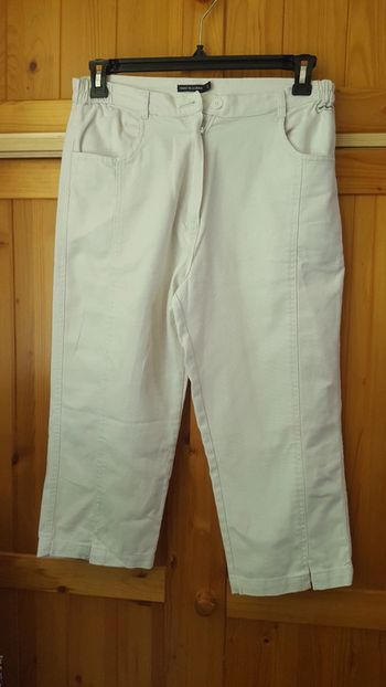 Pantacourt avec petites fentes devant