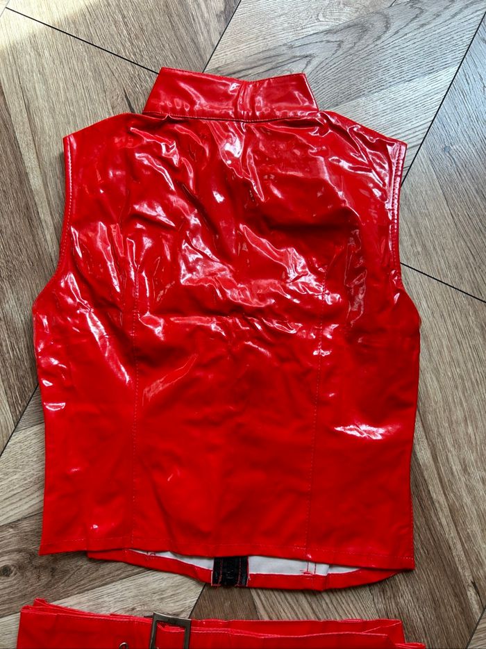 Tenue vinyle rouge : Haut court, pantalon patte d'éléphant et ceinture | Déguisement Carnaval ou Halloween 🎃 - photo numéro 4