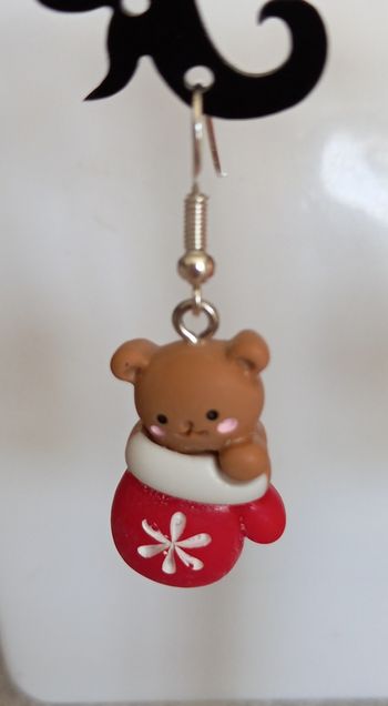 Boucles d'oreilles ourson dans une mouffle