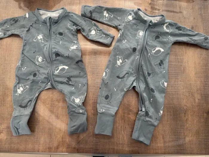 2 jolis pyjamas grenouille