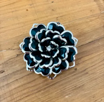 Jolie broche fleur métal noir parfait état