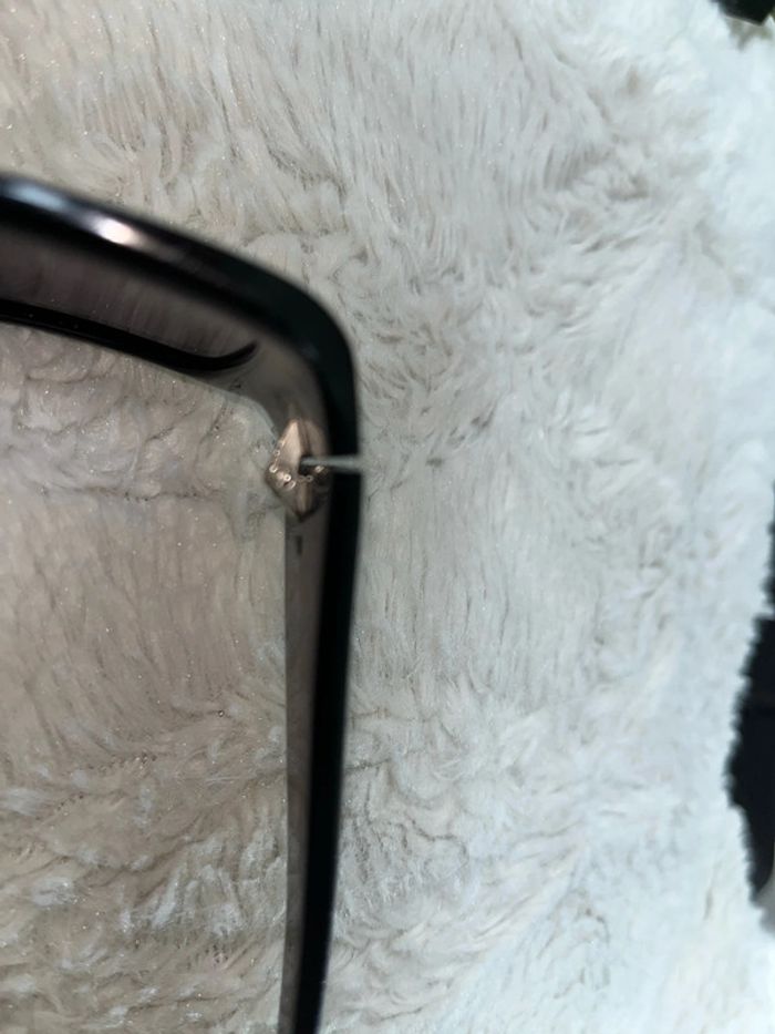 Lunettes de soleil Givenchy avec leur boîte - photo numéro 9