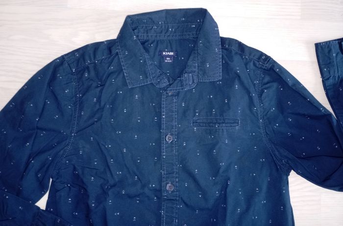 Chemise bleu marine motifs fines flèches argentées Kiabi
T. 10 ans - photo numéro 2