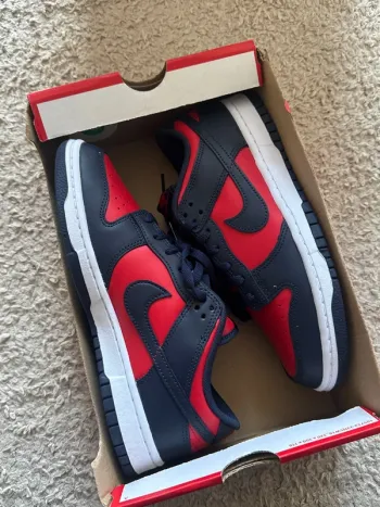Basket Dunk Nike authentique 42,5 neuf rouge et bleu