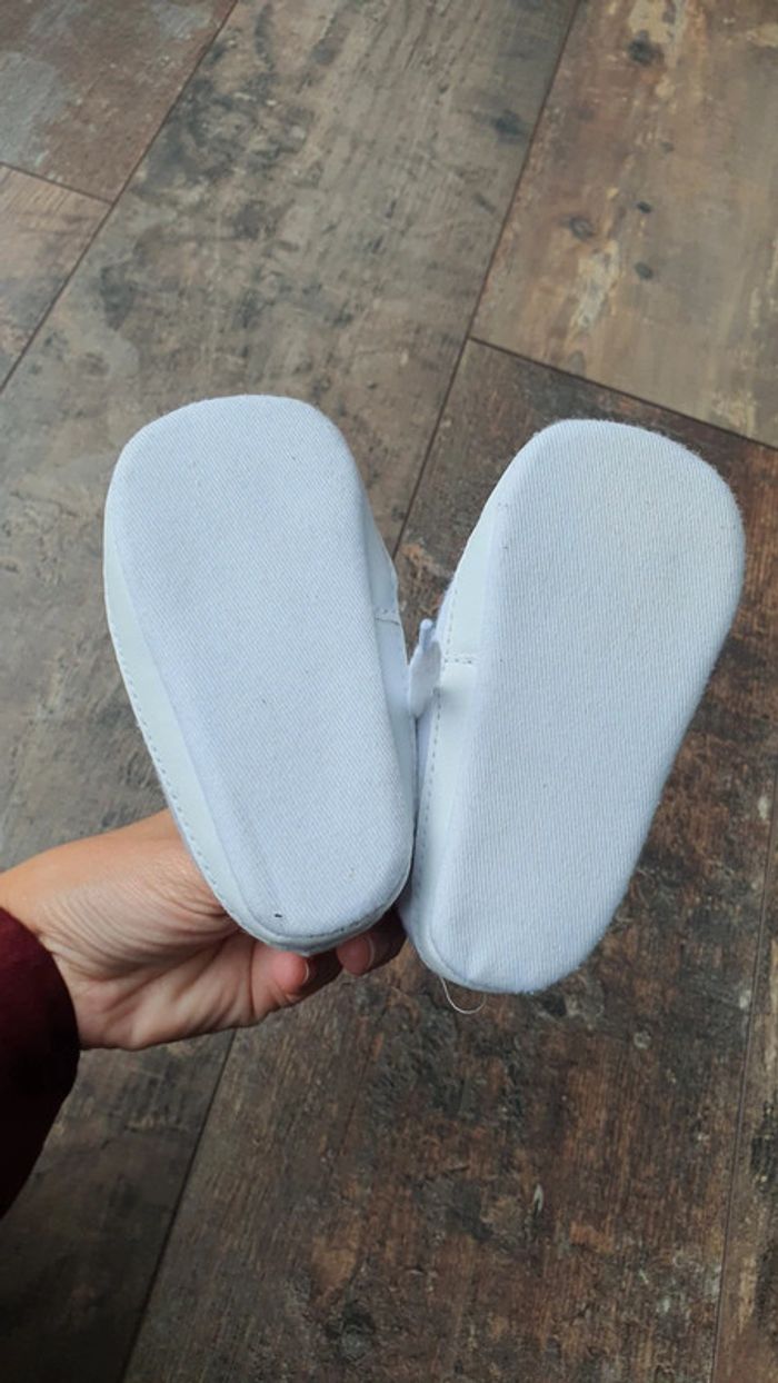 Chaussures 9 12 mois taille 18 en très bon état - photo numéro 2