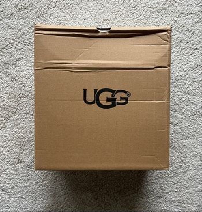 Bottines fourrées UGG Tazzelle - Taille 38 - Neuves - photo numéro 10