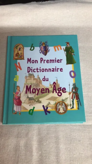 Livre mon premier dictionnaire du moyen âge