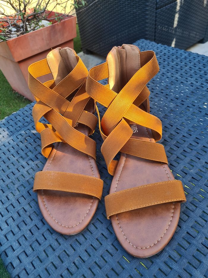 Sandales. Couleur caramel. Talon 2 cm. Taille 40. Neuve. Dreampairs