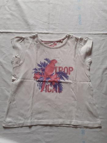 Tee-shirt blanc motif perroquet rose et palmiers mauves