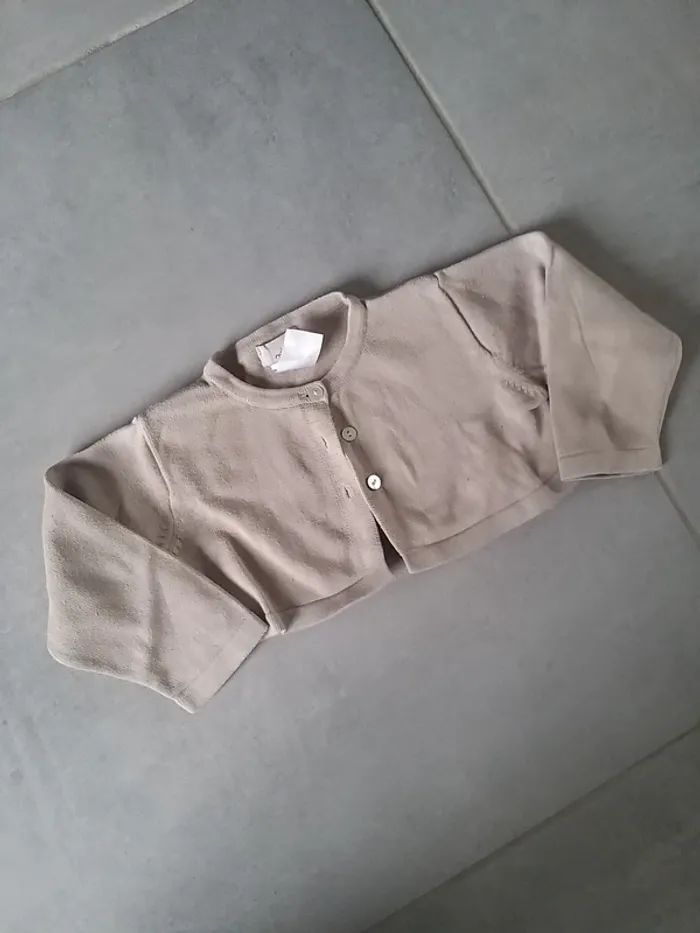 Boléro beige en 12 mois