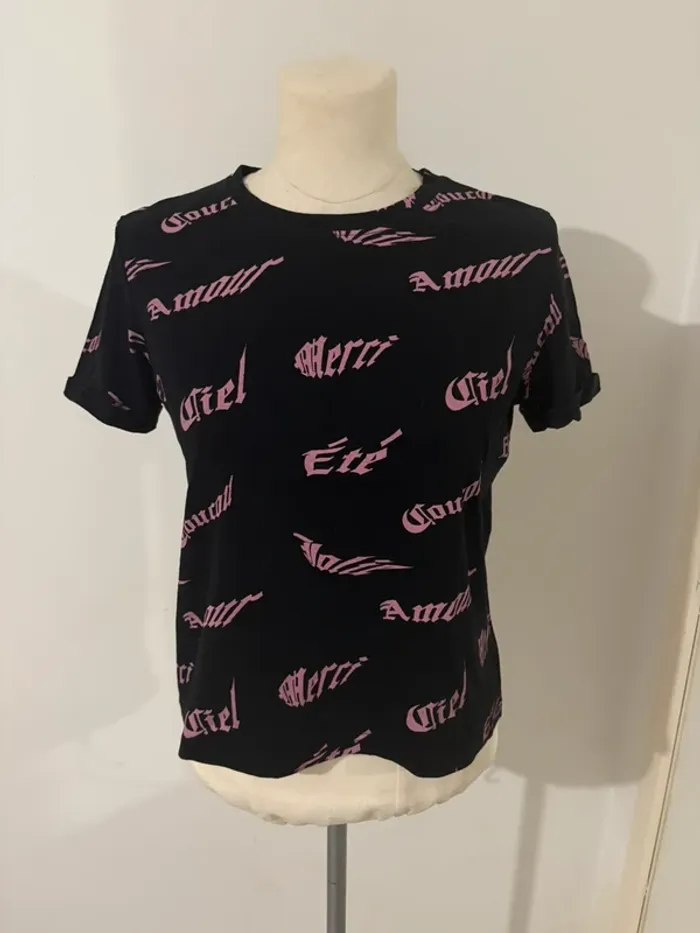 T-shirt noir imprimé mots roses