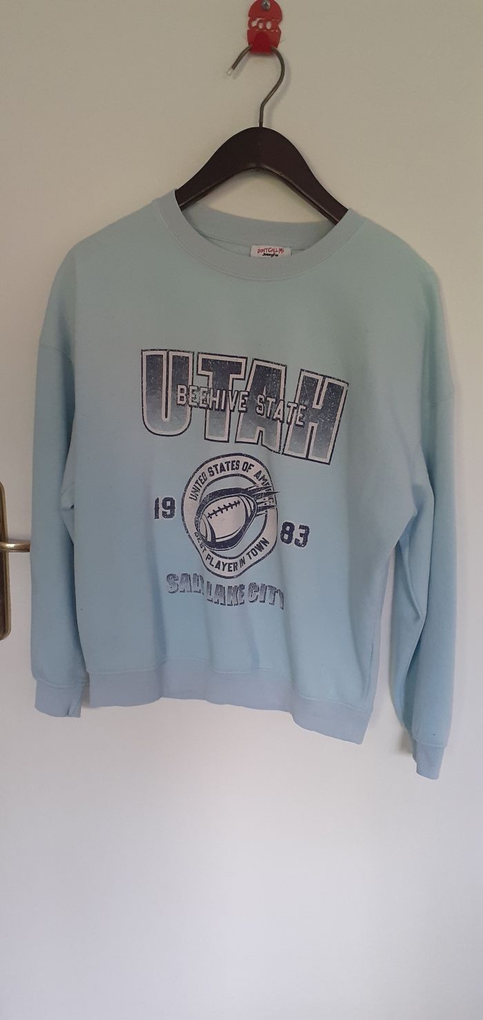 sweat bleu  turquoise avec inscription devant taille S marque jennyfer