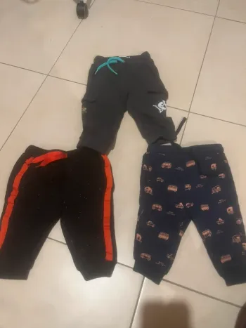 3 pantalons taille 6 mois
