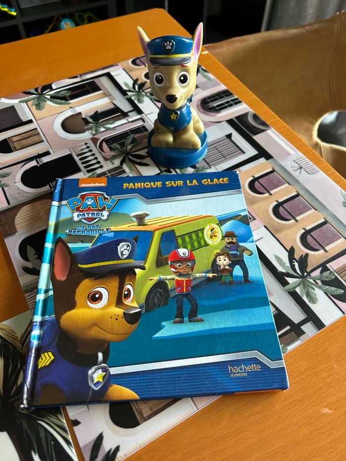 Un livre et une figurine Pat Patrouille - photo numéro 2