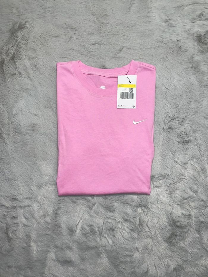T-shirt Nike rose logo brodé blanc 🩷 Taille S