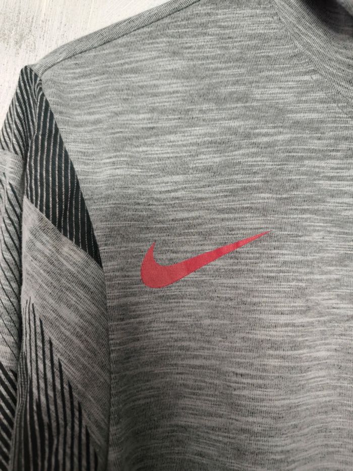 Tee shirt manche longue Nike taille XS - photo numéro 3