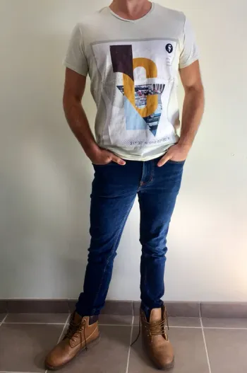 Tee shirt jaune pâle avec motifs