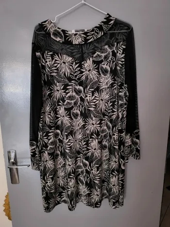 robe noire et blanche