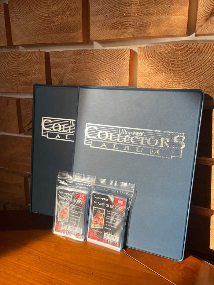 Lot de 2 classeurs Collectors bleu + 200 sleeves Ultra Pro - photo numéro 4