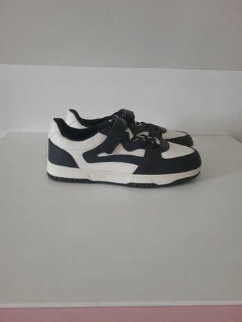 Baskets noires et blanches p.39