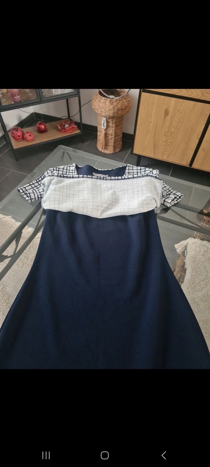 Vend très jolie robe bleu marine superposé d un hâte bleu et blanc - photo numéro 4
