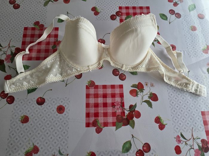 SOUTIEN-GORGE COULEUR CRÈME MARQUE ETAM NUMÉRO 4 TAILLE 85D
